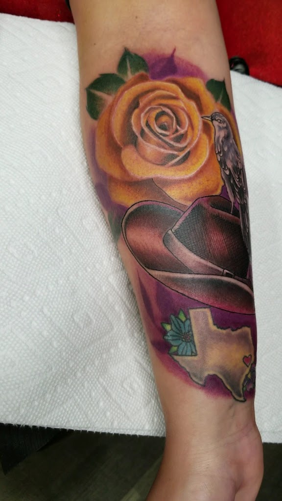 La Familia Tattoo Parlor in Spring