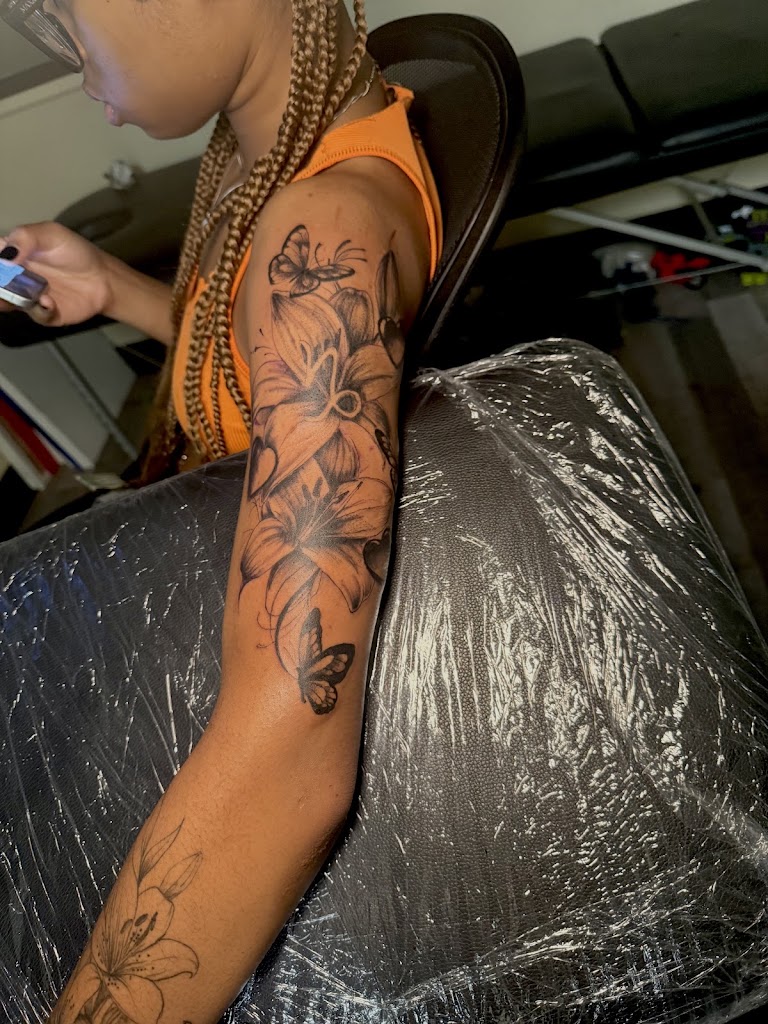 Smooves place tattoo studio in Spring